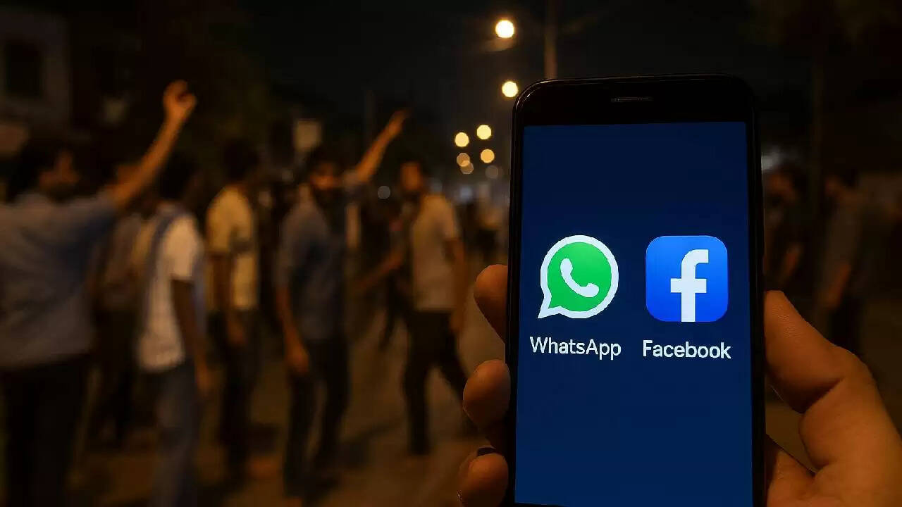 सोशल मीडिया पर फैलती अफवाहें: कैसे बनते हैं पड़ोसी दुश्मन?