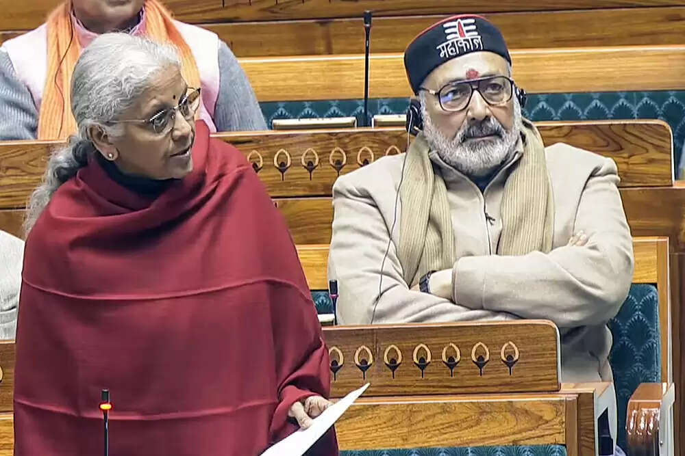 संसद के बजट सत्र में विपक्ष का हंगामा, वित्त मंत्री ने मांगी सहयोग