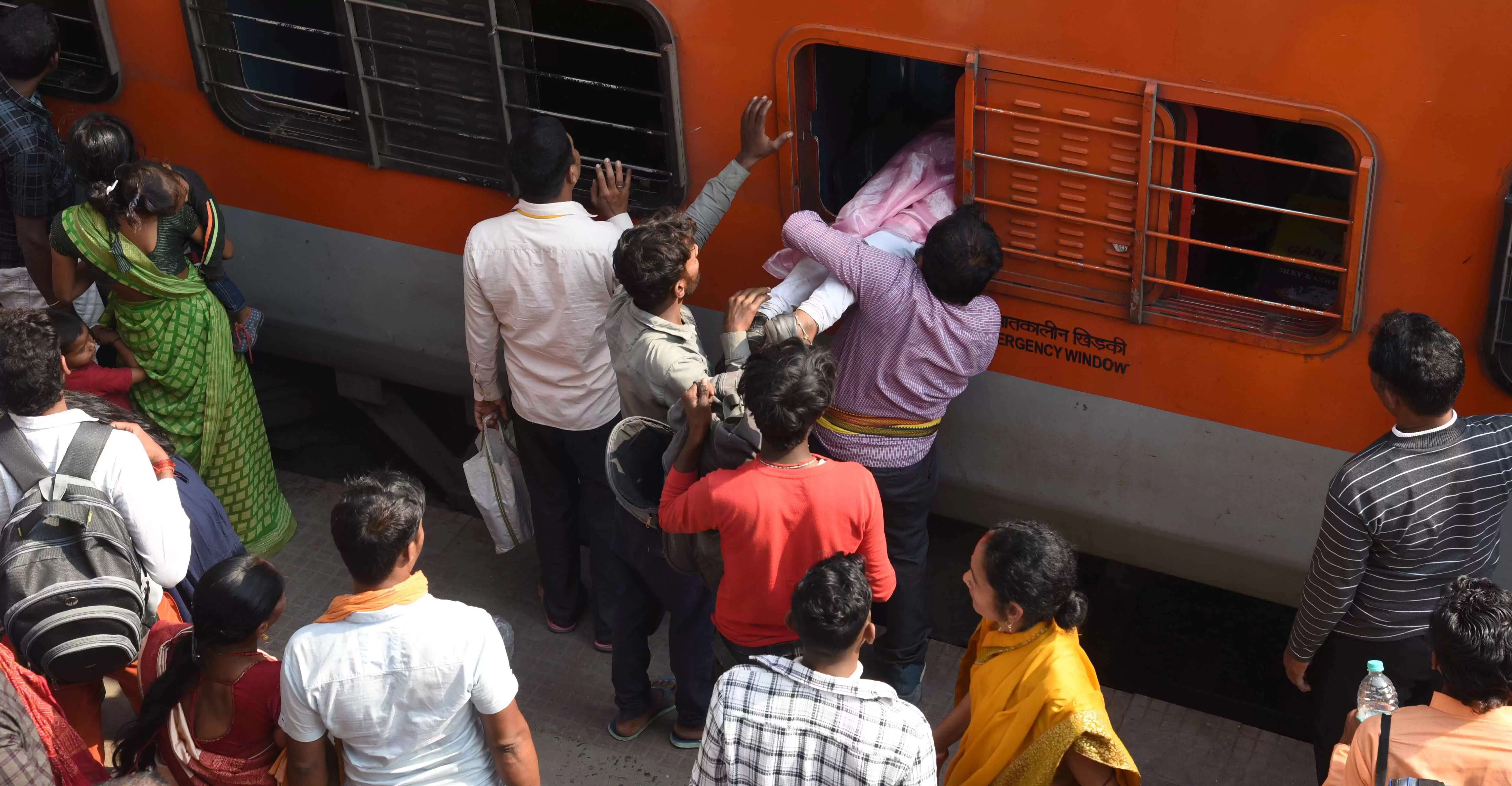 कई ट्रेनें रद्द होने से प्रयागराज में चल रहे महाकुंभ मेले में जाने के लिए यात्री आपातकालीन खिड़की से चढ़ने की कोशिश करते