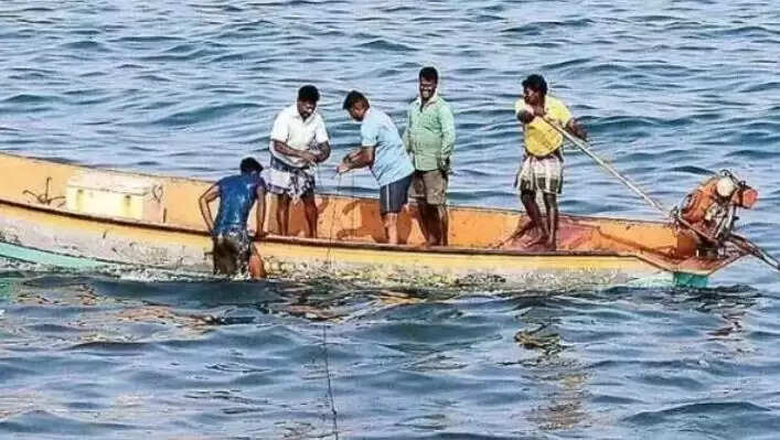 श्रीलंकाई नौसेना ने अवैध मछली पकड़ने के आरोप में सात भारतीय मछुआरों को गिरफ्तार किया