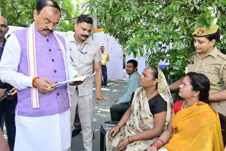 उत्तर प्रदेश के डिप्टी सीएम केशव मौर्य ने जनता की समस्याएं सुनीं