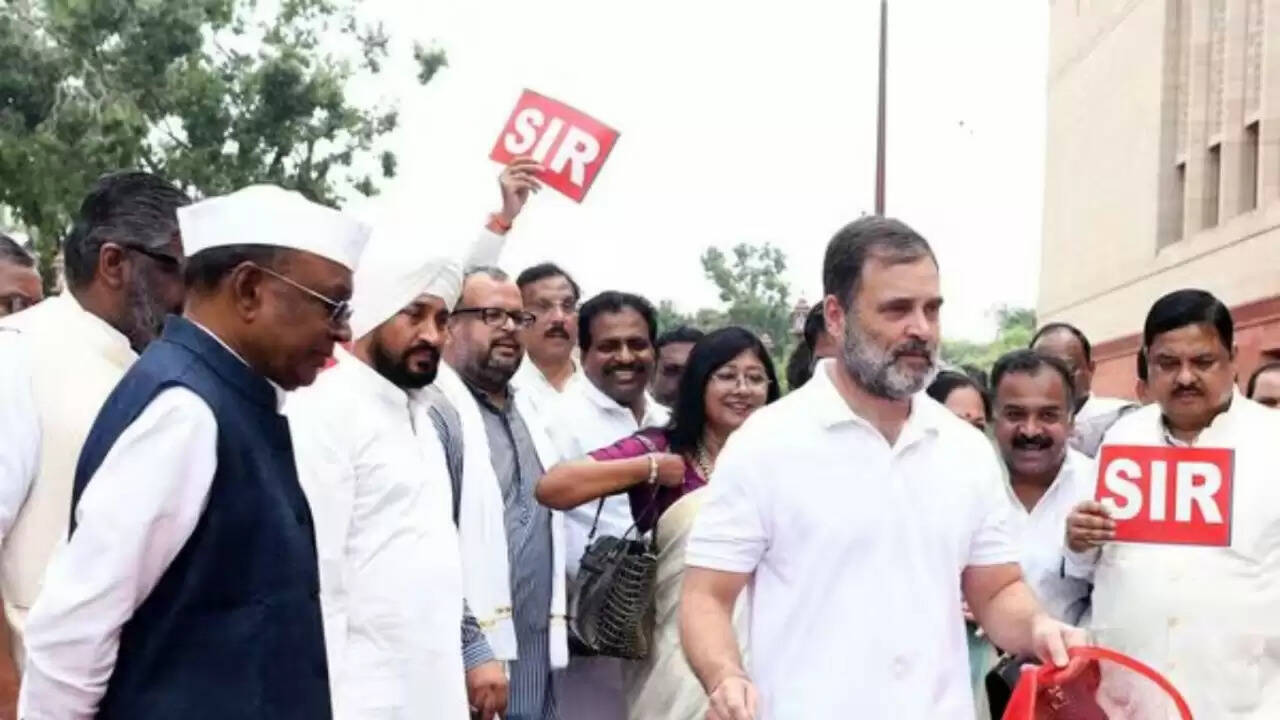 संसद के मानसून सत्र में हंगामा: विपक्ष ने चुनाव आयोग के फैसले का किया विरोध