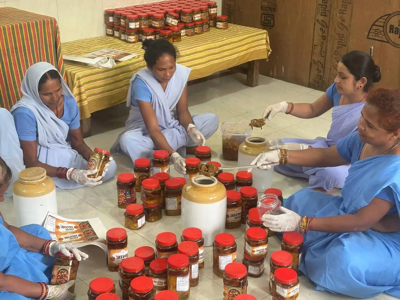 जेल की चारदीवारी में बदल रही जिंदगी, रायपुर केंद्रीय जेल की महिला बंदी बना रहीं स्वादिष्ट अचार