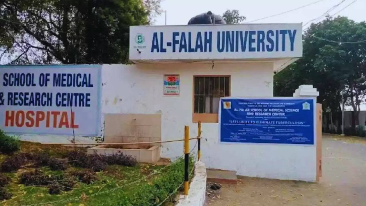 रेड किला ब्लास्ट: अल-फलाह यूनिवर्सिटी पर ED की बड़ी कार्रवाई, 25 ठिकानों पर छापे