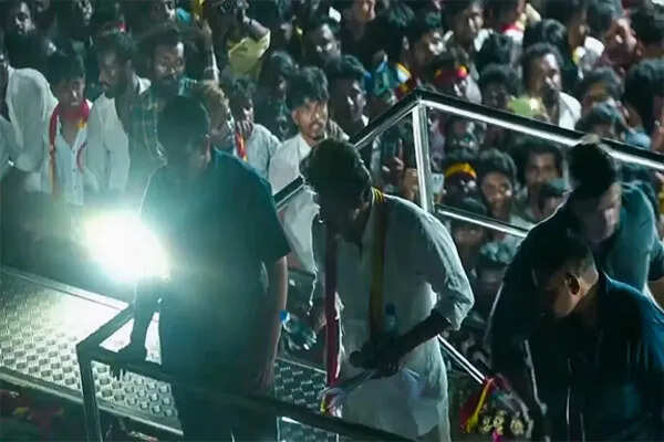 विजय की रैली में भगदड़: 41 लोगों की मौत, पुलिस ने उठाए गंभीर सवाल