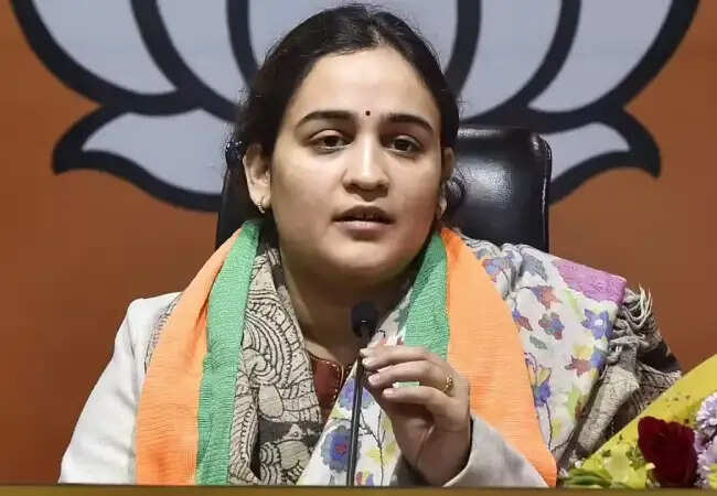 अपर्णा यादव ने नारी शक्ति अधिनियम पर जताया आक्रोश, झंडा जलाने को बताया महिलाओं की भावना