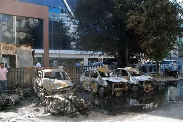 नोएडा में श्रमिकों का प्रदर्शन हिंसक, 300 गिरफ्तारियां और 7 एफआईआर दर्ज