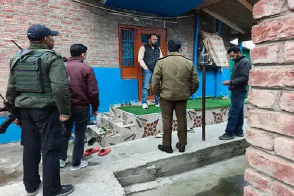 जम्मू-कश्मीर में आतंकवाद के खिलाफ छापेमारी, कई संदिग्ध गिरफ्तार