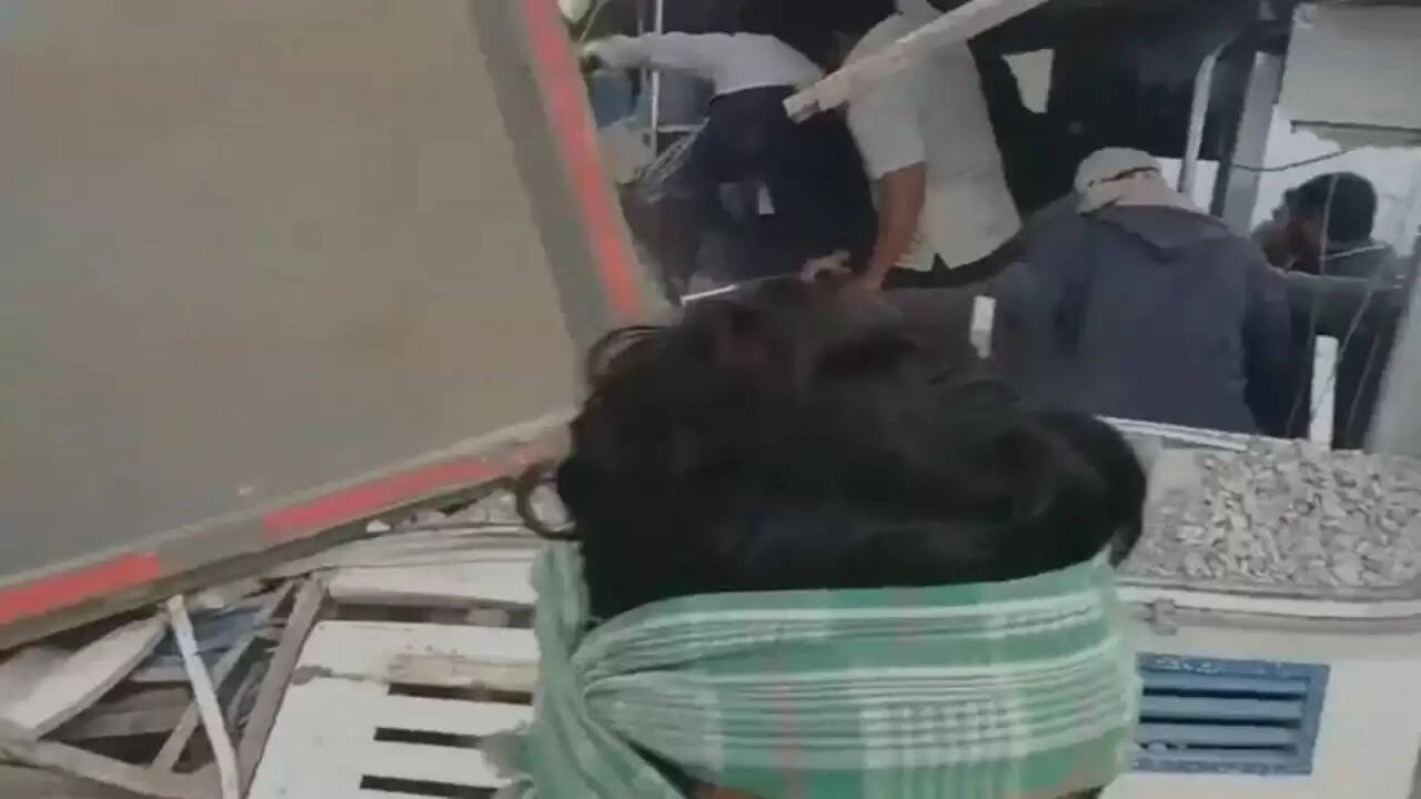 तेलंगाना में बस-ट्रक टक्कर: 20 की मौत, पीएम मोदी ने की अनुग्रह राशि की घोषणा