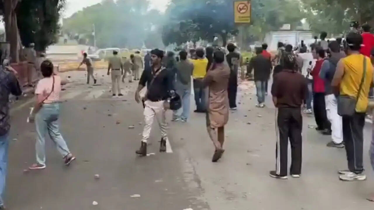 दिल्ली में CJP के 'चलो संसद' मार्च के दौरान हिंसा, 50 से अधिक सुरक्षाकर्मी घायल