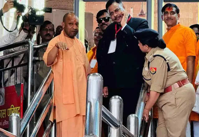 सीएम योगी आदित्यनाथ का मिर्जापुर दौरा: मां विंध्यवासिनी के दर्शन और नवरात्र मेले की तैयारी का निरीक्षण