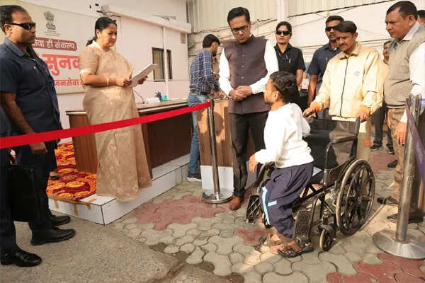 दिल्ली की मुख्यमंत्री ने जनसुनवाई में जनता की समस्याओं को सुना