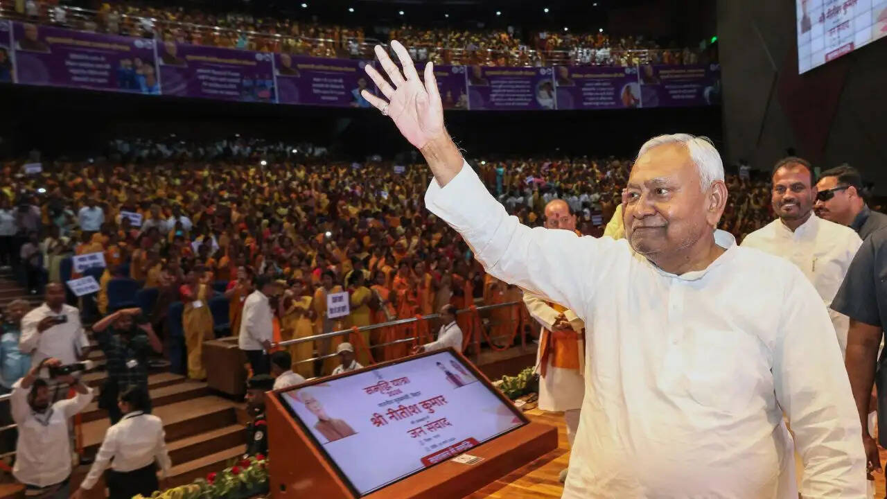 नीतीश कुमार का महिलाओं में बढ़ता क्रेज, दिल्ली जाने की चिंता