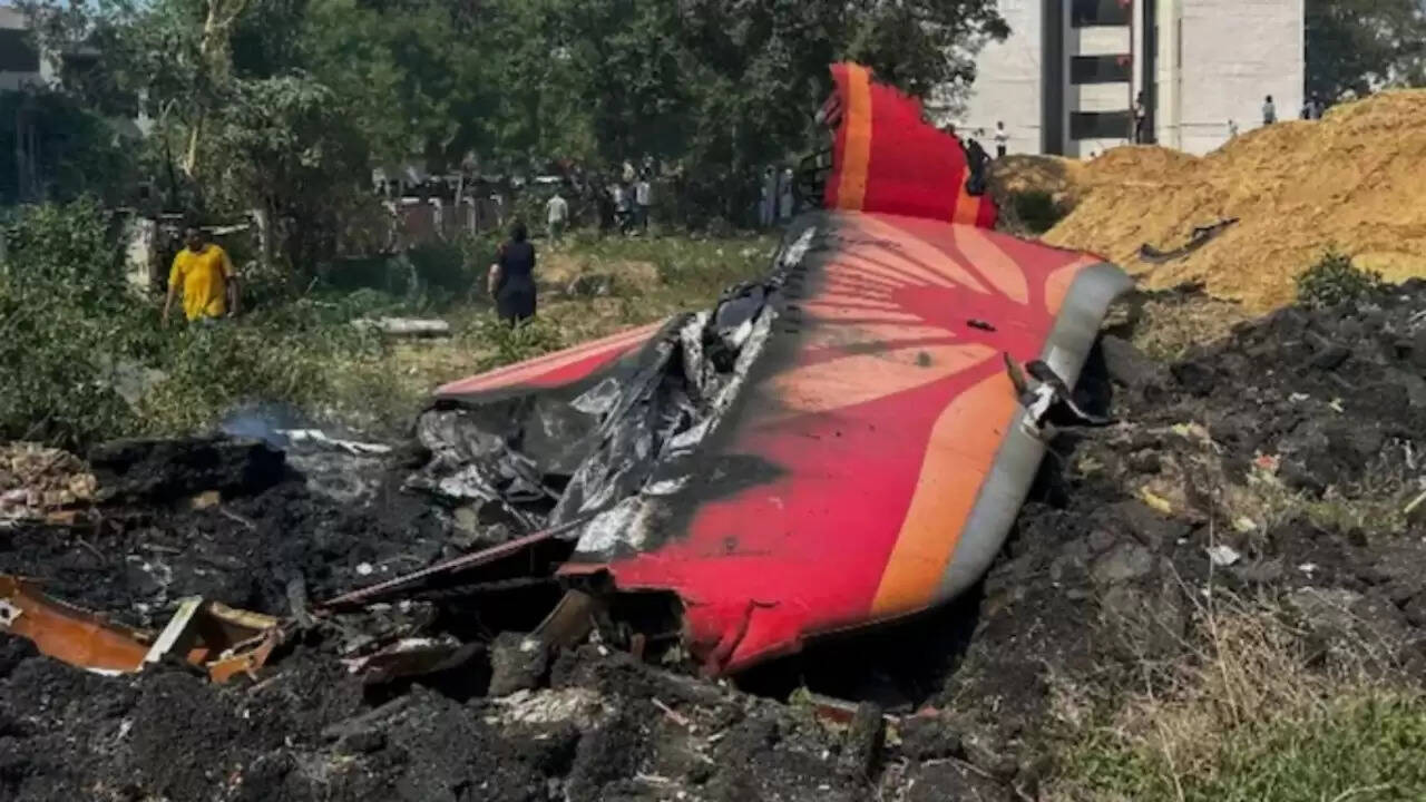 अहमदाबाद से लंदन जा रही एयर इंडिया की फ्लाइट का हादसा: 265 लोगों की जान गई
