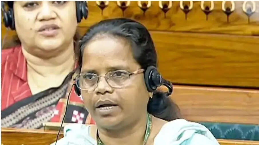 पश्चिम बंगाल चुनाव के दौरान TMC सांसद मिताली बाग की कार पर हमला