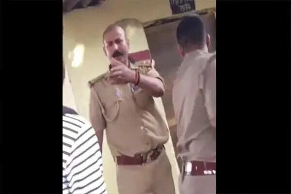 कानपुर में पुलिसकर्मी की बर्बरता का वीडियो वायरल, छात्र को पीटा