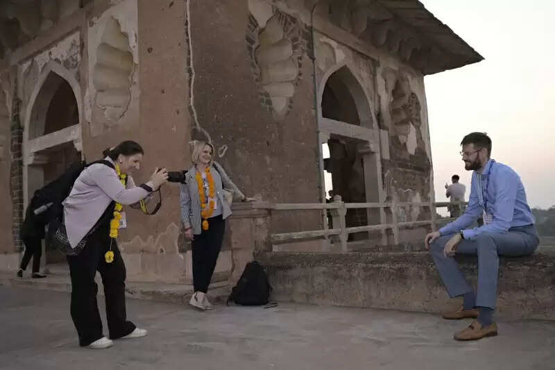 यूरेशियन समूह के प्रतिनिधि माण्डू पहुंचे, जहाज़ महल देख अभिभूत हुए विदेशी मेहमान