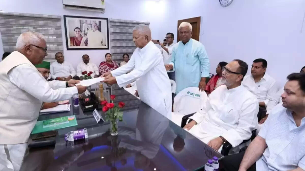 बिहार राजनीति में तेजस्वी यादव का वंशवाद पर विवादास्पद बयान