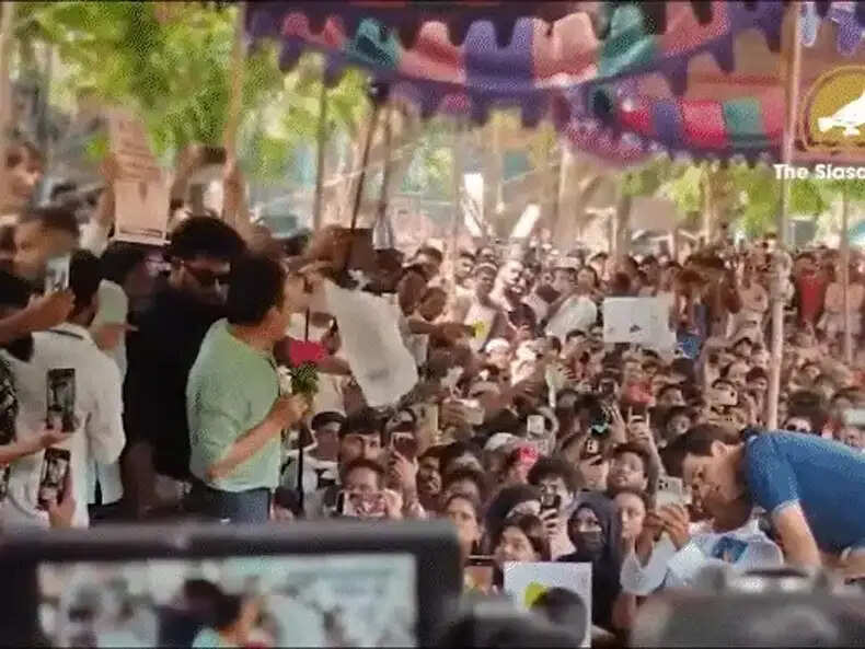कॉकरोच पार्टी का प्रदर्शन: शिक्षा मंत्री के इस्तीफे की मांग