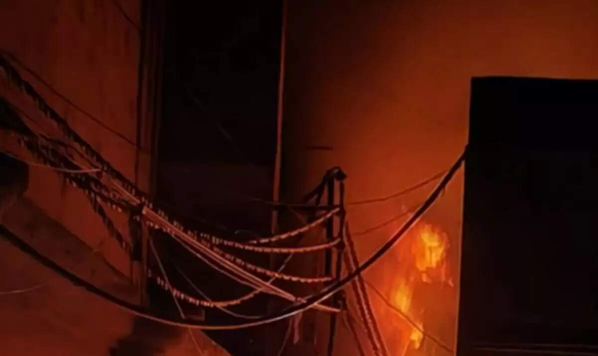 गाजियाबाद में हैंडलूम फैक्ट्री में भीषण आग, 10 लाख का नुकसान