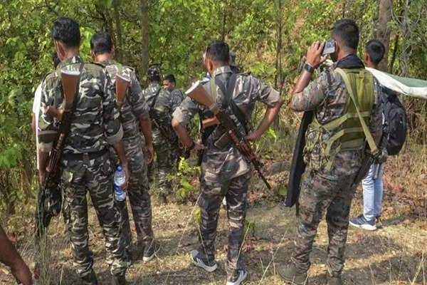 बीजापुर में नक्सलियों के खिलाफ बड़ी कार्रवाई: चार मारे गए, भारी मात्रा में हथियार बरामद