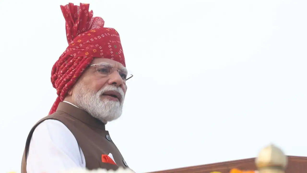 क्या पीएम मोदी का पॉकेट स्क्वायर तिरंगे से था प्रेरित? कांग्रेस और बीजेपी में छिड़ी बहस