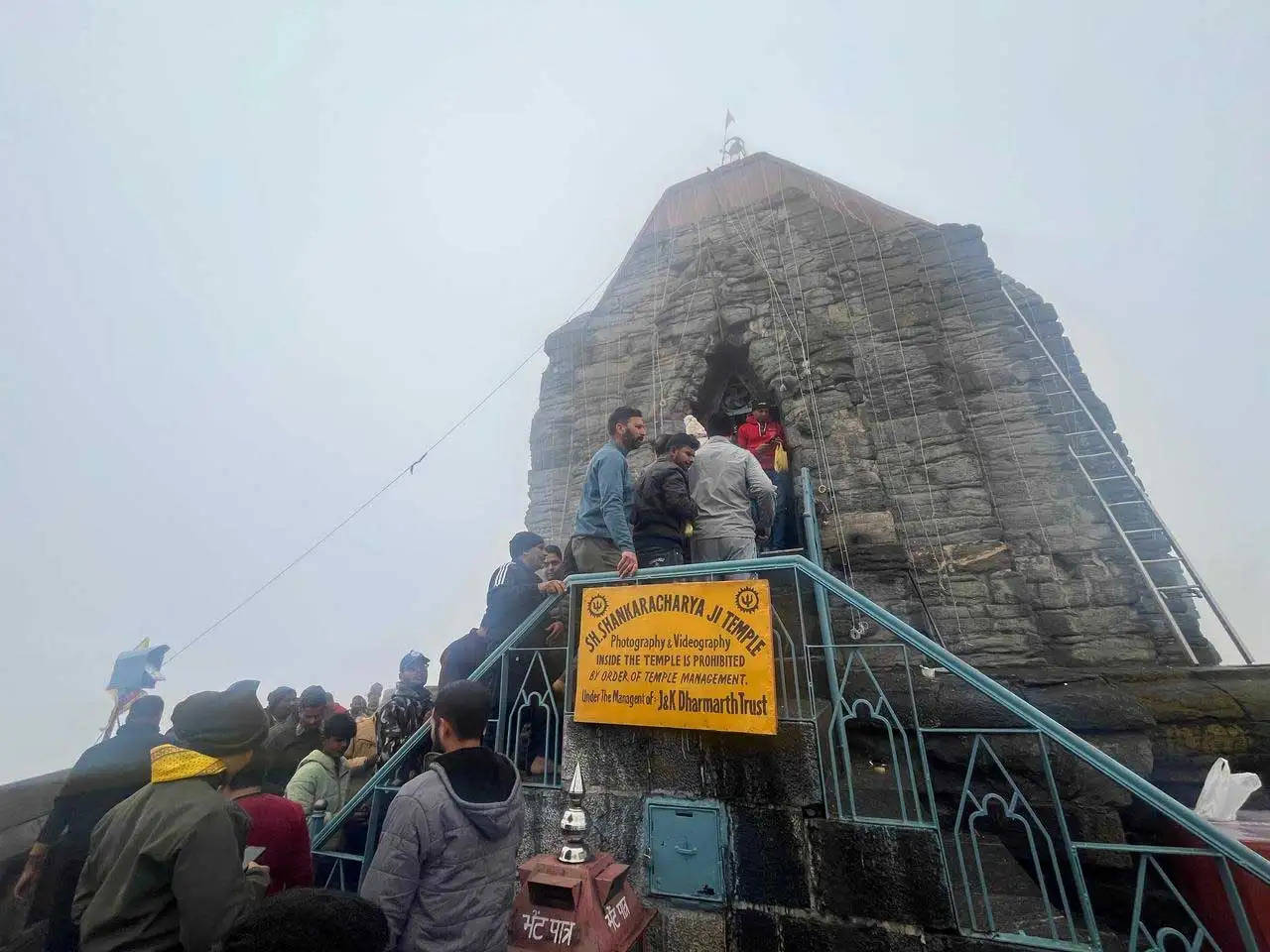 महाशिवरात्रि पर पूजा-अर्चना के लिए श्रीनगर के शंकराचार्य मंदिर में उमड़े श्रद्धालु