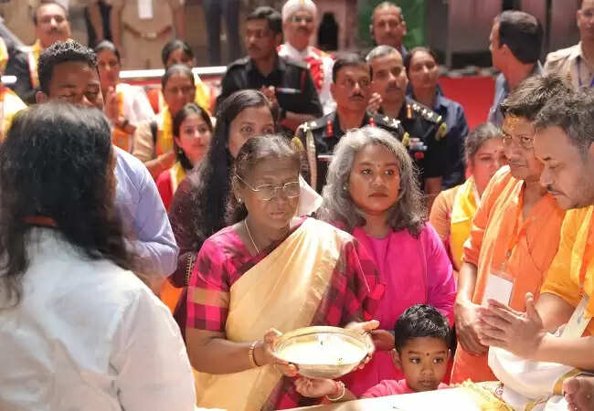 राष्ट्रपति द्रौपदी मुर्मू ने वृंदावन में की पूजा-अर्चना और कला प्रदर्शनी में दी पुरस्कार