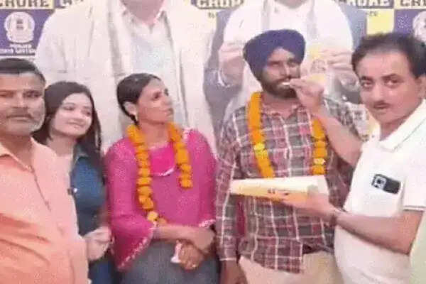 7 रुपए की लॉटरी ने बदल दी एक गरीब परिवार की किस्मत