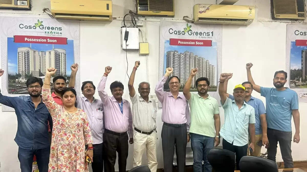 ग्रेटर नोएडा में रजिस्ट्री के लिए 250 परिवारों का प्रदर्शन