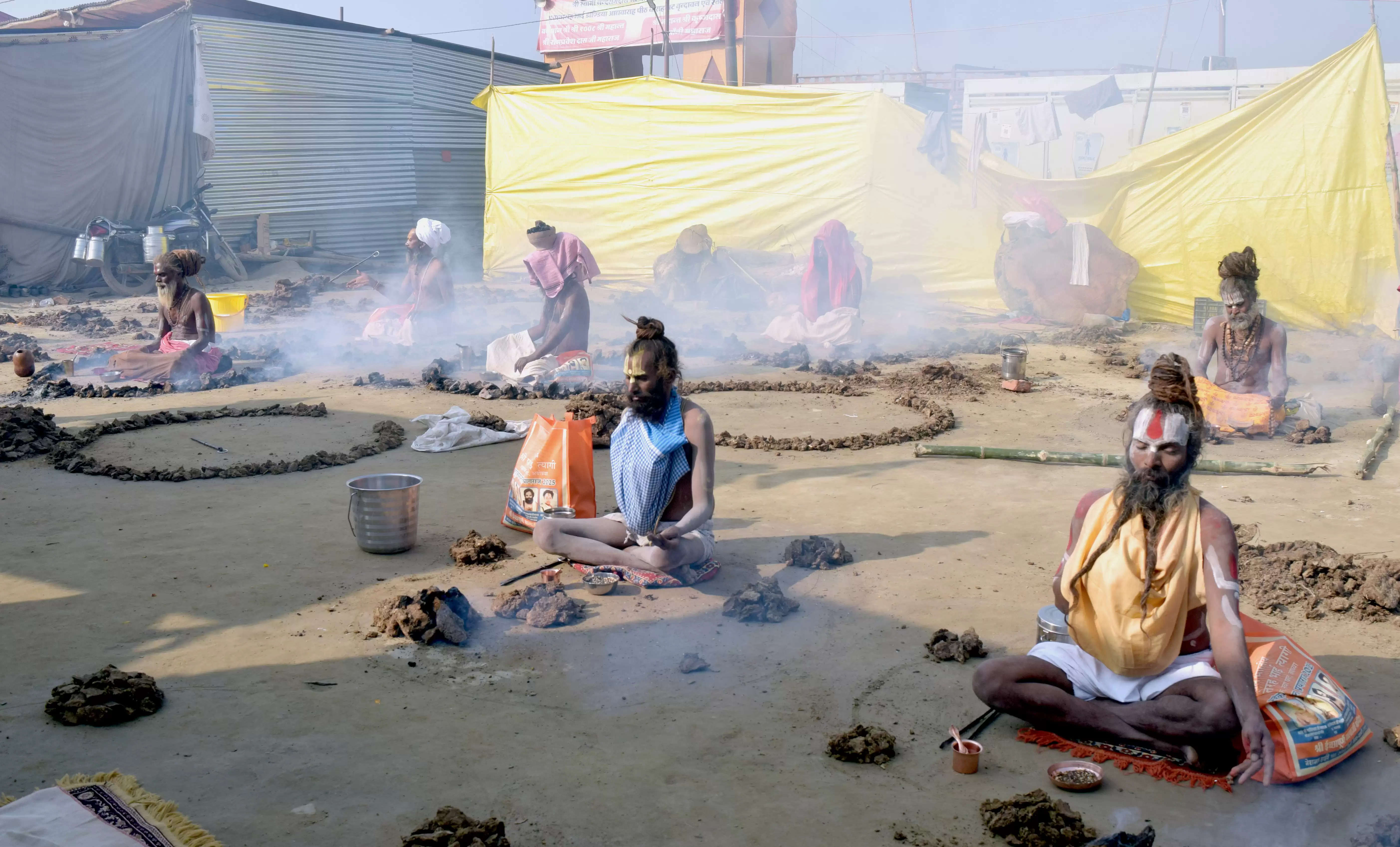 महाकुम्भ में मेला क्षेत्र में बने त्यागियों के पण्डाल में धूनि पूजा करते सन्त 