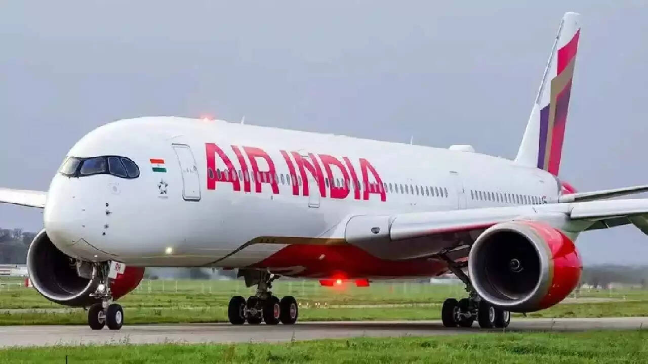 दिल्ली से इंदौर जा रहे एयर इंडिया एक्सप्रेस के विमान में इंजन फेल, यात्रियों में मची अफरा-तफरी