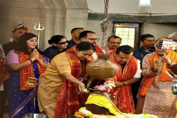 मुख्यमंत्री रेखा गुप्ता ने बंगाल में सुशासन की जीत का जश्न मनाया