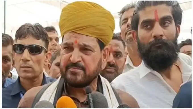 बृजभूषण शरण सिंह ने राजनीतिक भविष्य पर उठाए सवाल, समाजवादी पार्टी में जाने की अटकलें खारिज कीं