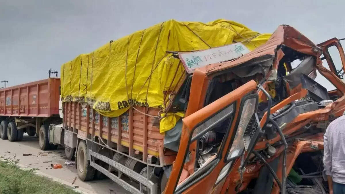 आरा में दो ट्रकों की भीषण टक्कर, चालक की मौत