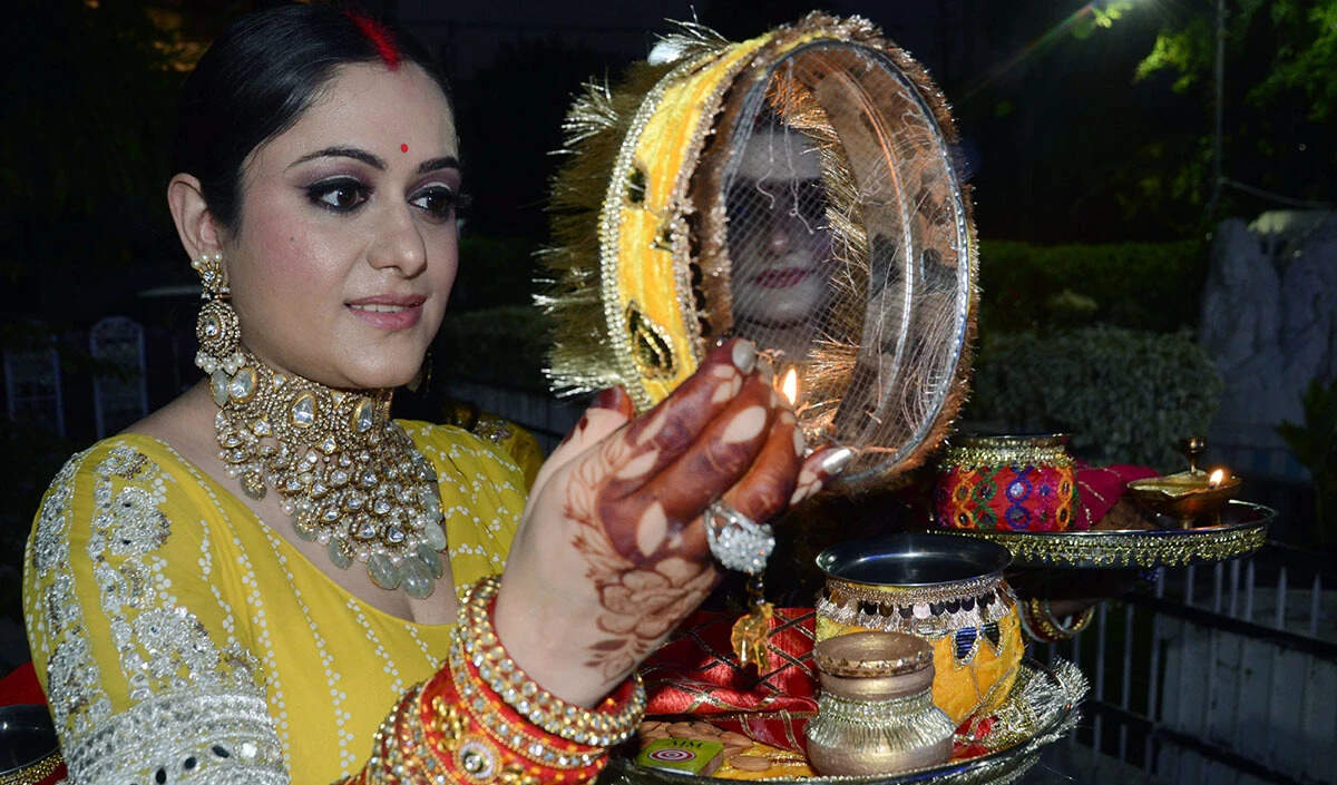 करवा चौथ पर खूबसूरत दिखने के लिए मेकअप टिप्स