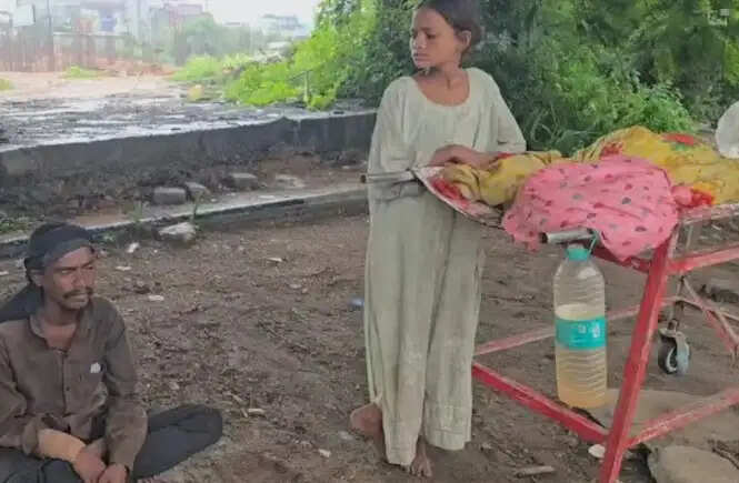 झांसी में आर्थिक तंगी के कारण मां के शव के पास बैठी 8 साल की बच्ची की दिल दहला देने वाली कहानी