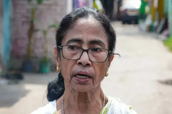 पश्चिम बंगाल में TMC के भीतर राजनीतिक संकट, बागियों ने 59 विधायकों के समर्थन का दावा किया