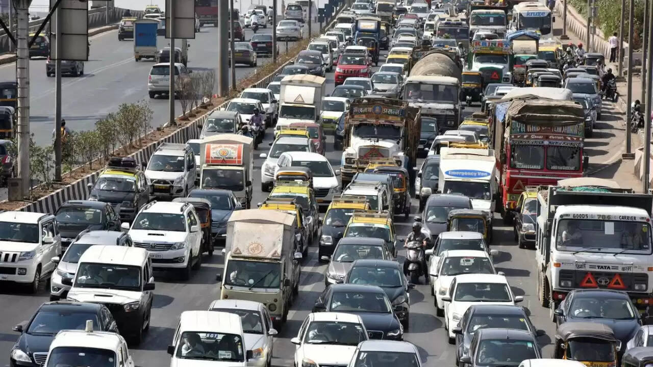 भारत में 20 साल पुरानी गाड़ियों के लिए रिन्यूअल फीस में भारी बढ़ोतरी