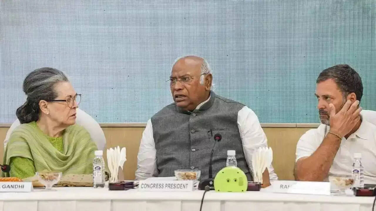 कांग्रेस ने सांसदों के लिए जारी किया कड़ा व्हीप, संसद में अनिवार्य उपस्थिति
