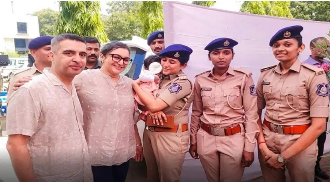 छह महीने बाद ‘हस्ती’ को मिला मां-बाप का प्यार, कोटक दंपति ने लिया गोद, पुलिसकर्मी हुए भावुक