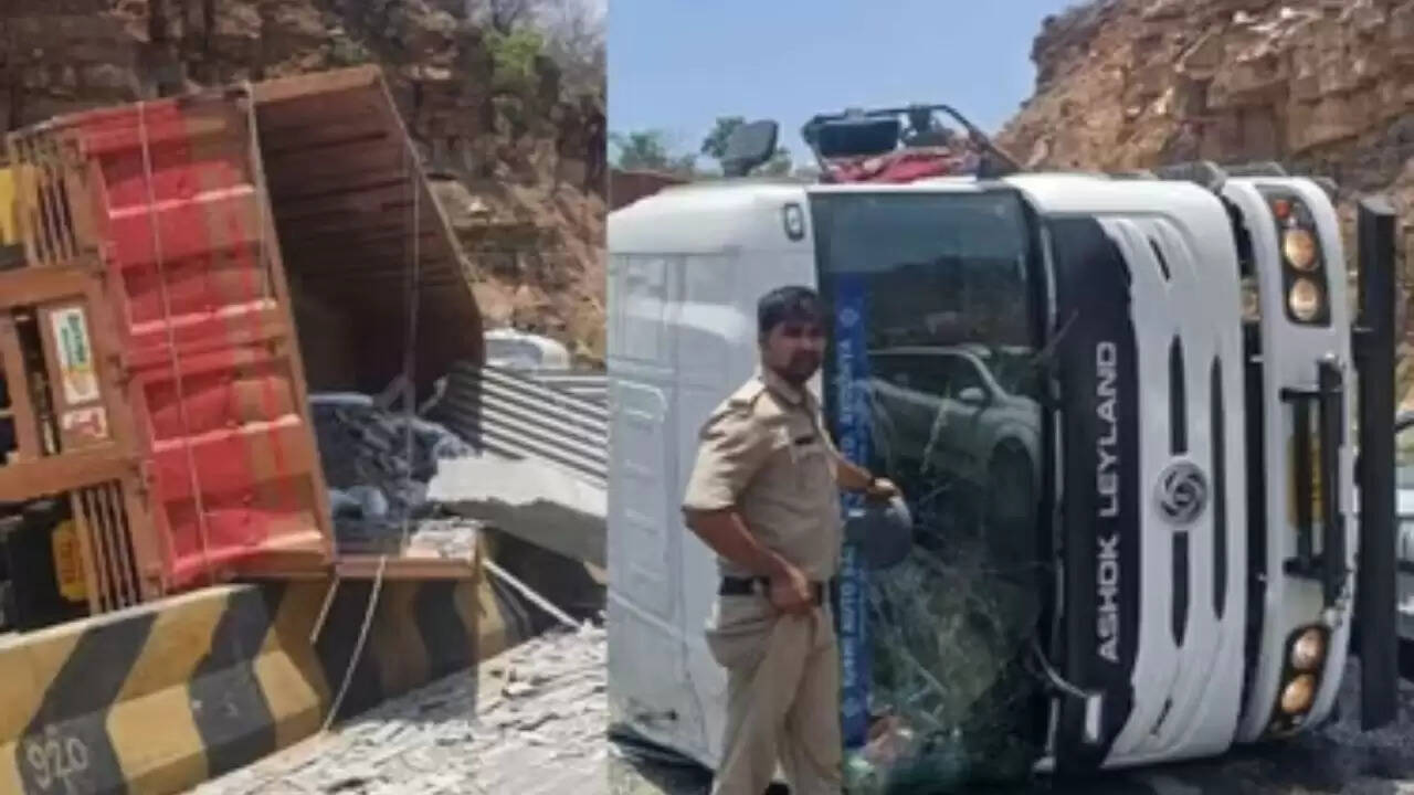 मध्य प्रदेश में श्रद्धालुओं की ऑटो पर ट्रक पलटा, चार की मौत