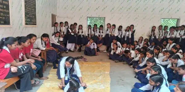 'निर्भया' के गांव की रेड ब्रिगेड लड़कियों को दे रही आत्मरक्षा के टिप्स
