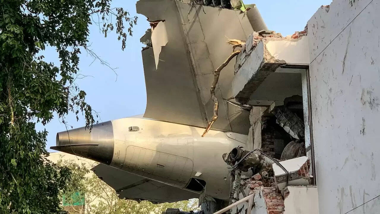 एयर इंडिया विमान हादसे के बाद टाटा समूह ने पीड़ित परिवारों के लिए की सहायता की घोषणा