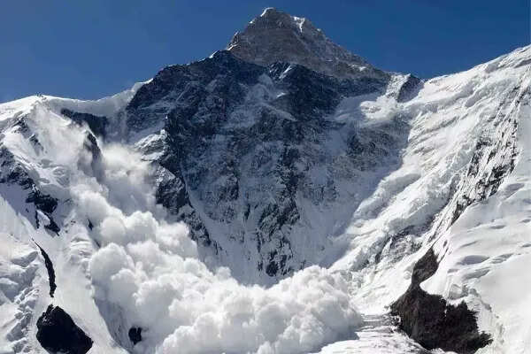 जम्मू-कश्मीर में बर्फबारी के बाद एवलांच की चेतावनी
