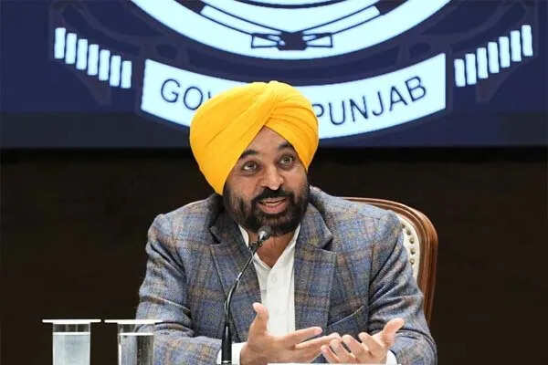 मुख्यमंत्री भगवंत सिंह मान ने अधिकारियों से आम आदमी की भलाई के लिए प्रयास करने की अपील की