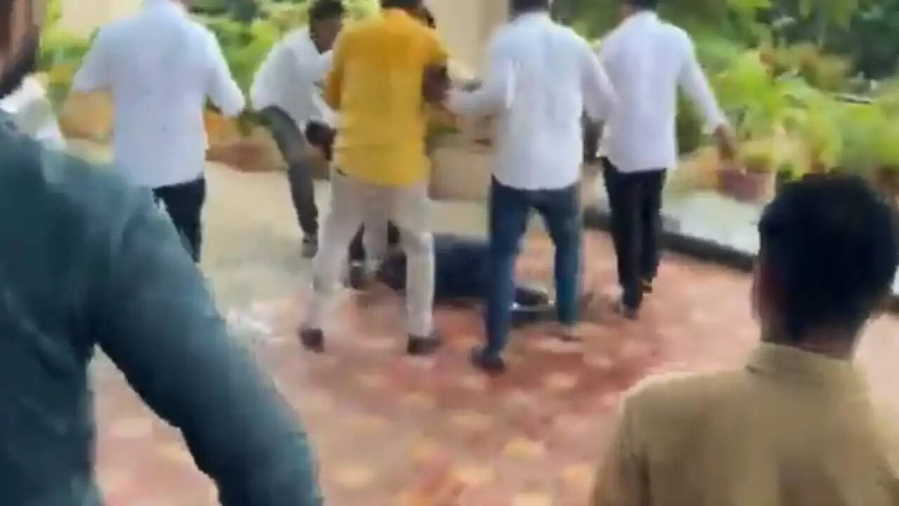 भुवनेश्वर में IAS अधिकारी पर हमला: बीएमसी कार्यालय में हंगामा