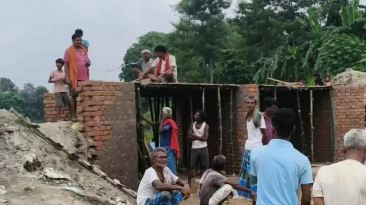 बिहार के ग्रामीणों ने खुद उठाया पुल निर्माण का जिम्मा, नेताओं को किया प्रतिबंधित