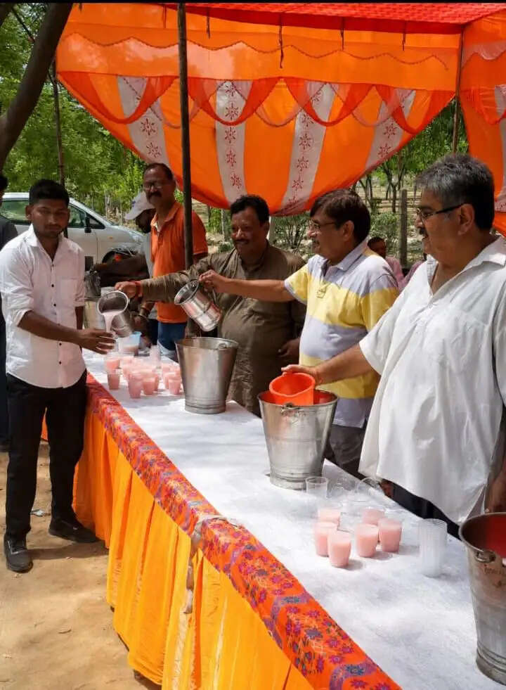 निर्जला एकादशी पर इरोस सम्पूर्णम सोसायटी में छबील सेवा का आयोजन