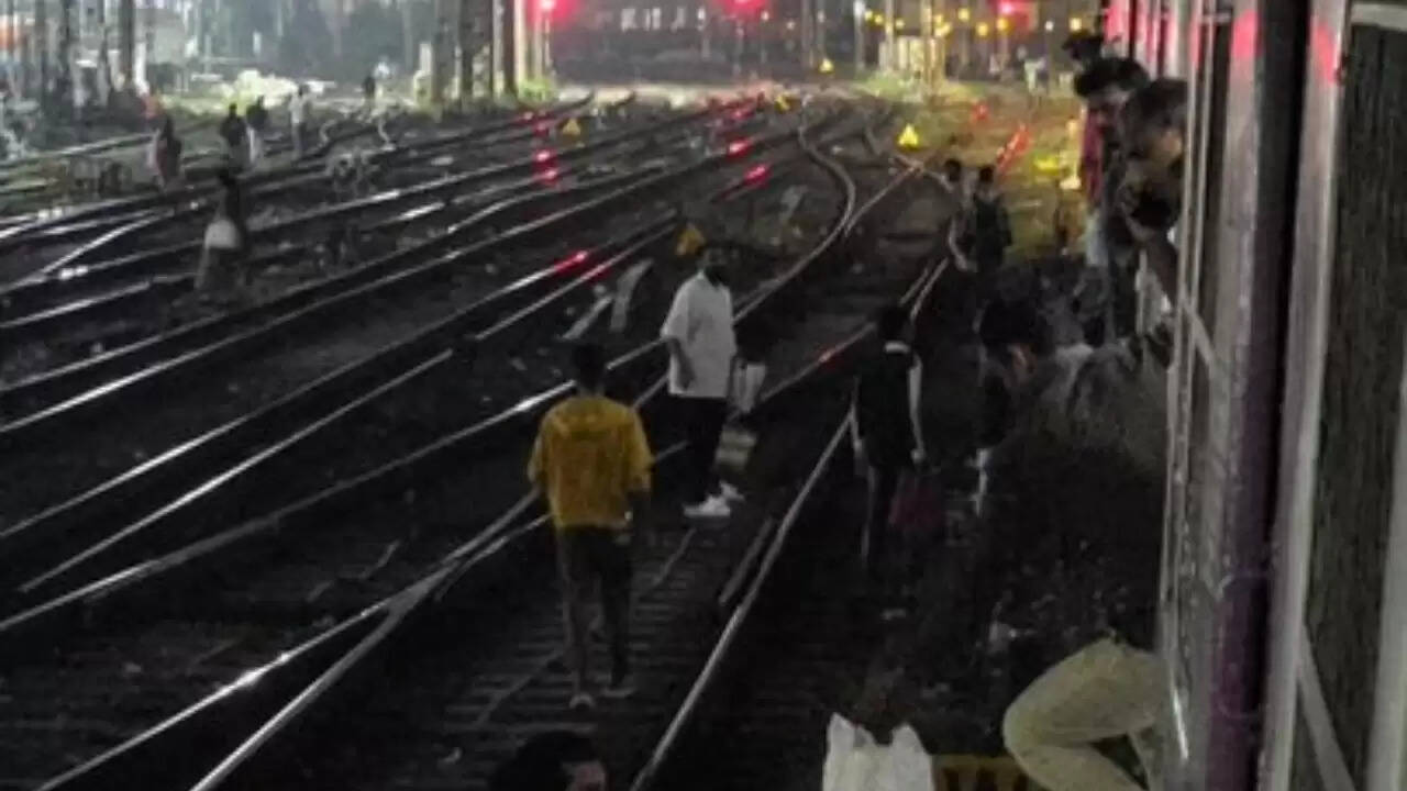 मुंबई में ट्रेन दुर्घटना: तीन यात्रियों की मौत, एक घायल